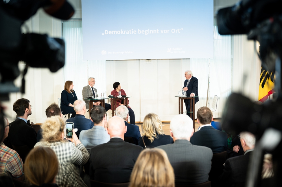 Bundespräsident Frank-Walter Steinmeier im Gespräch mit Gästen auf dem Podium im Großen Saal 